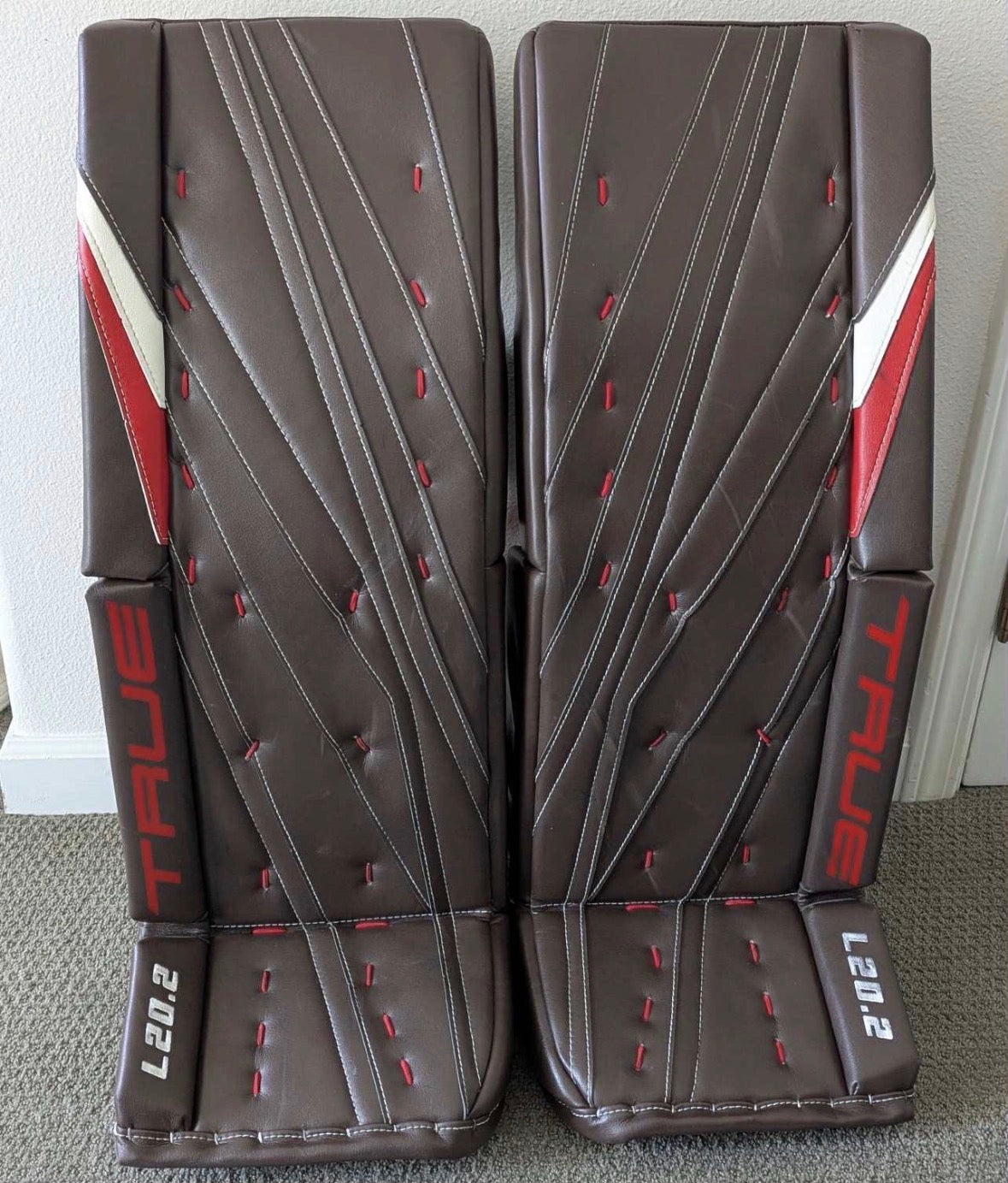 NCAA True L20.2 33+2 pro stock goalie pads and glove