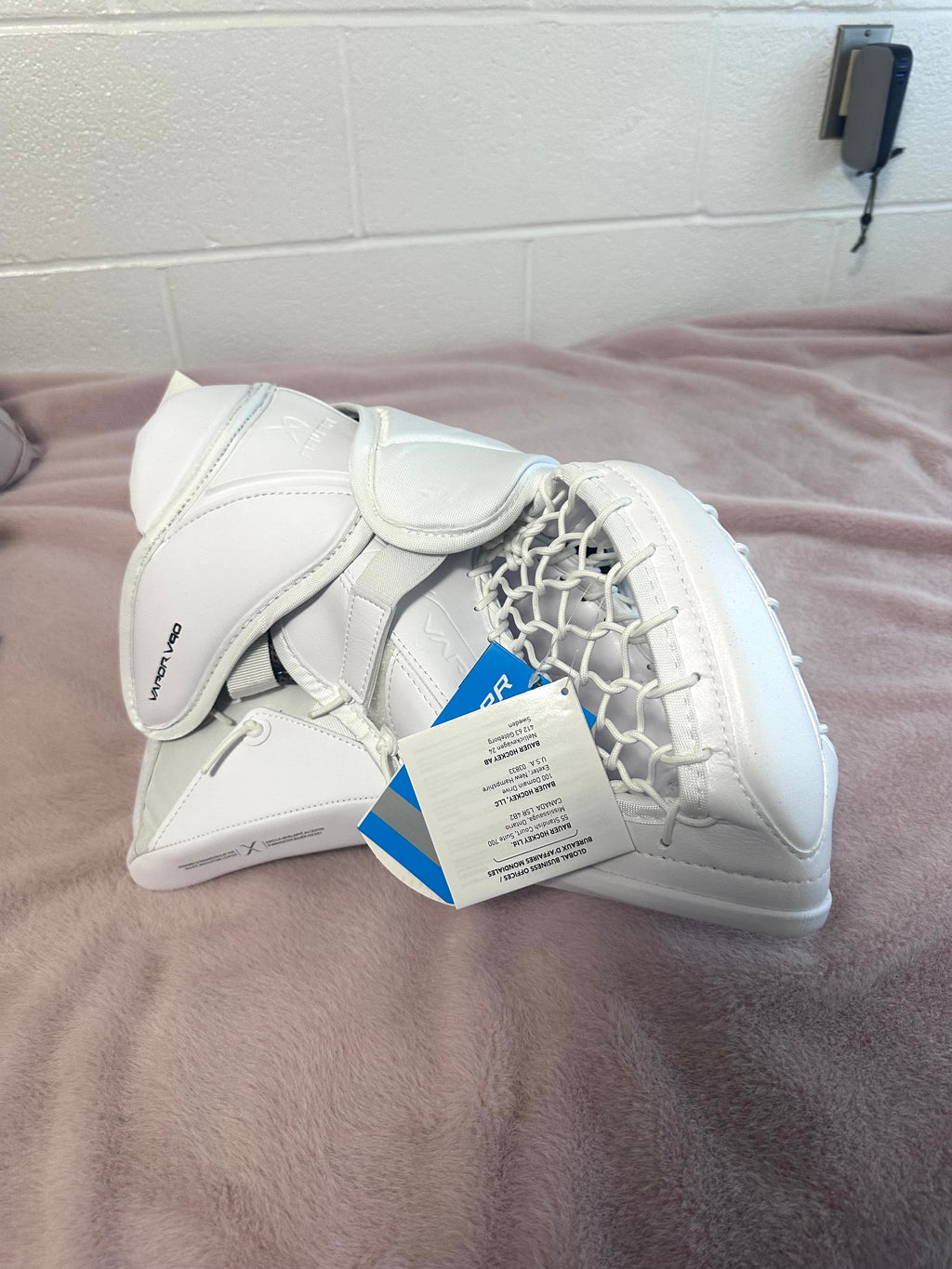 Brand new Bauer FlyLite Regular Vapor 90 (580) goalie glove