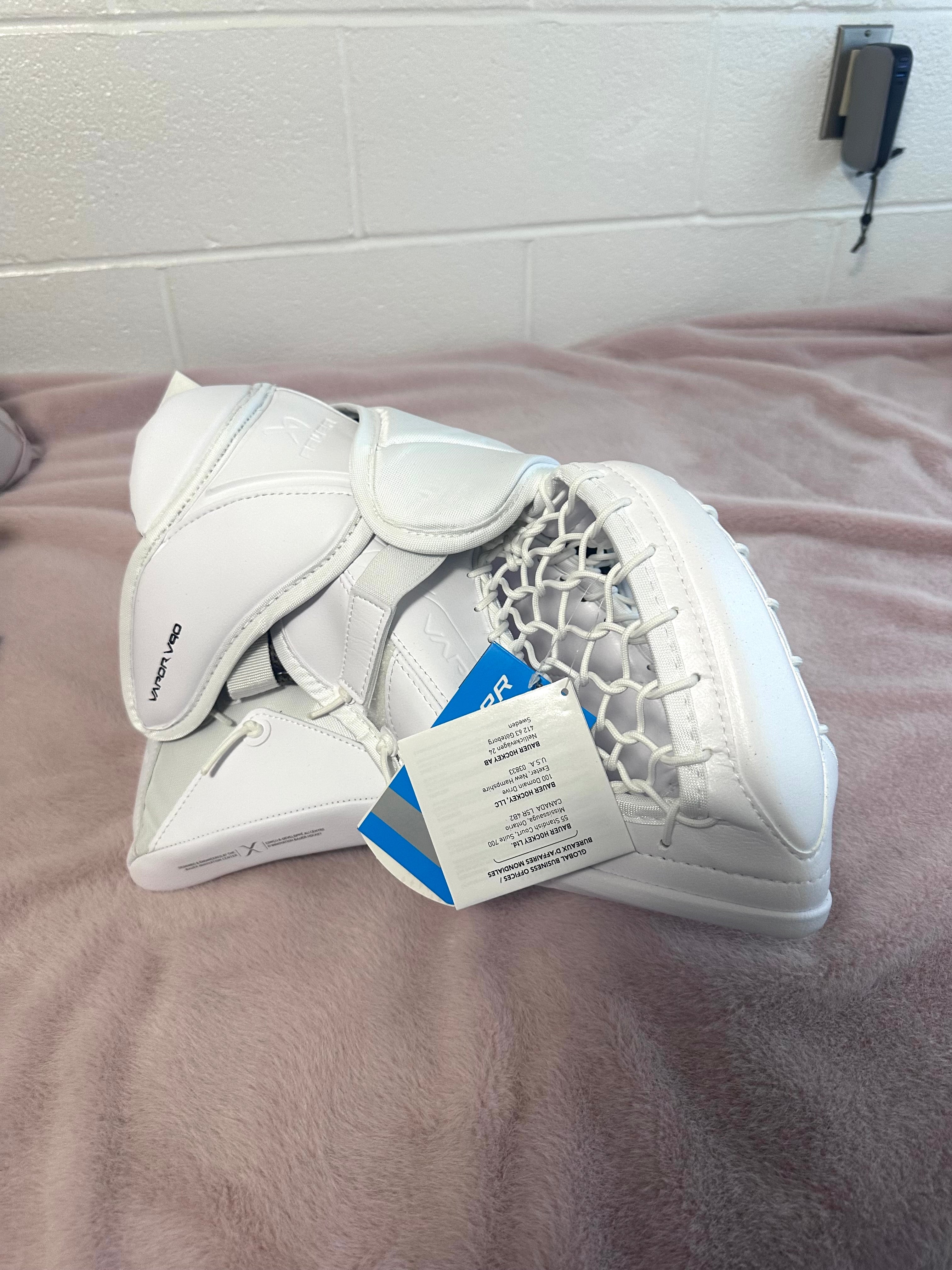 Brand new Bauer FlyLite Regular Vapor 90 (580) goalie glove