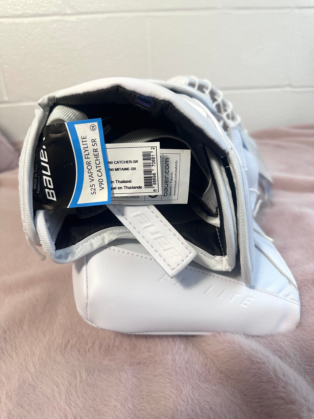 Brand new Bauer FlyLite Regular Vapor 90 (580) goalie glove