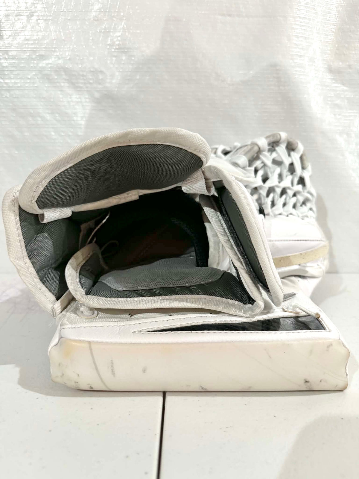 Bauer Vapor Hyperlite 2 Regular Pro Stock goalie glove