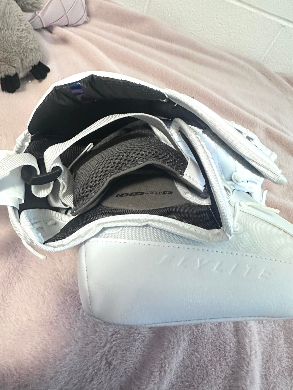 Brand new Bauer FlyLite Regular Vapor 90 (580) goalie glove