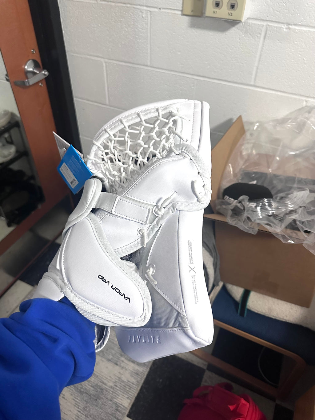 Brand new Bauer FlyLite Regular Vapor 90 (580) goalie glove
