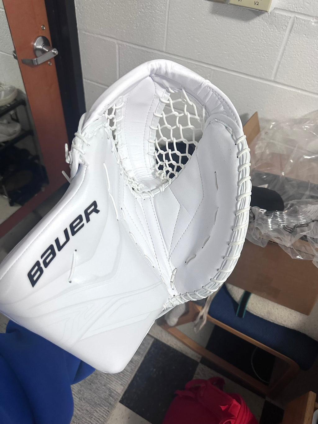 Brand new Bauer FlyLite Regular Vapor 90 (580) goalie glove