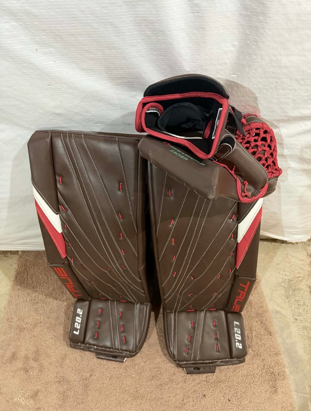 NCAA True L20.2 33+2 pro stock goalie pads and glove