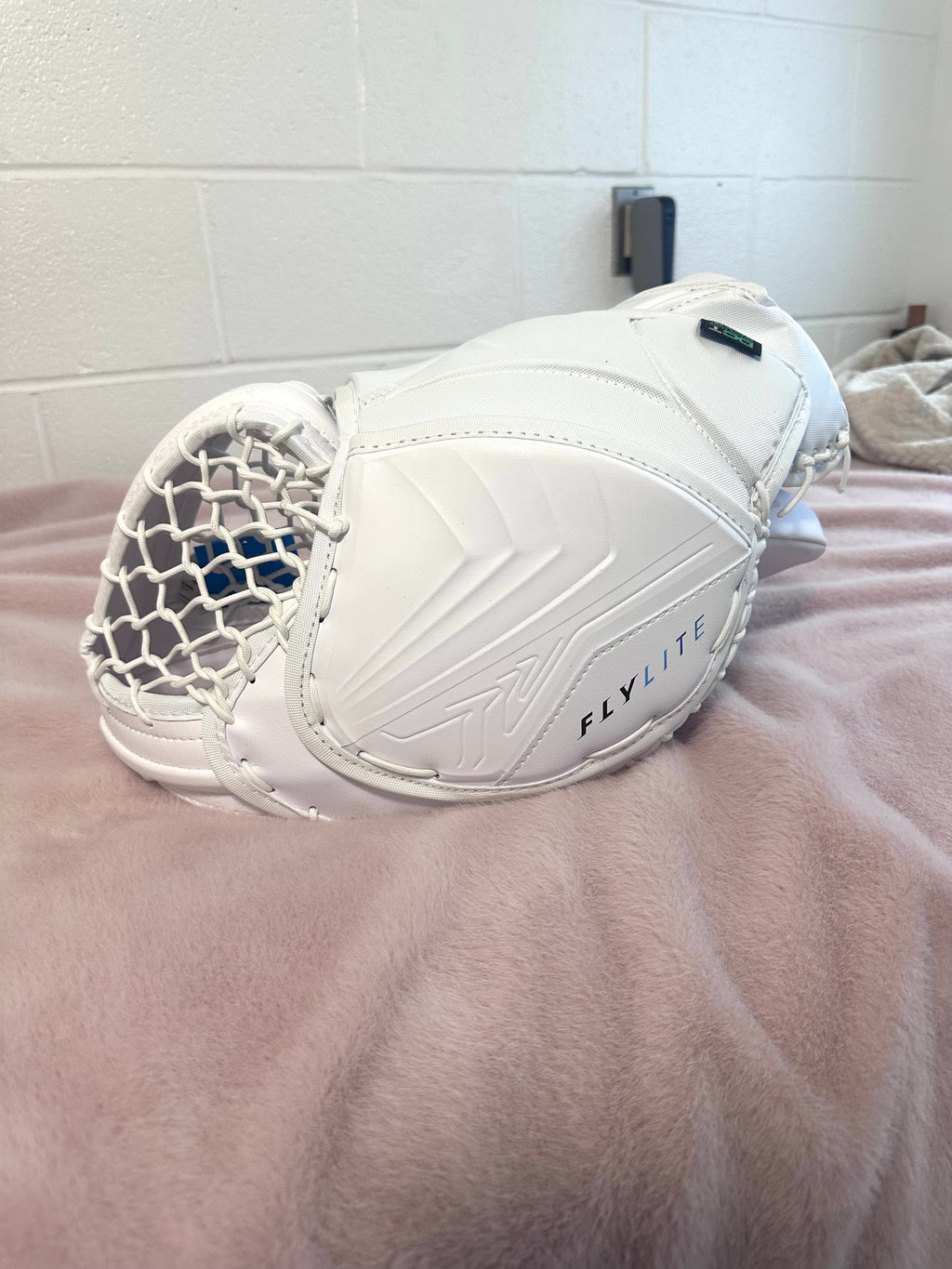 Brand new Bauer FlyLite Regular Vapor 90 (580) goalie glove