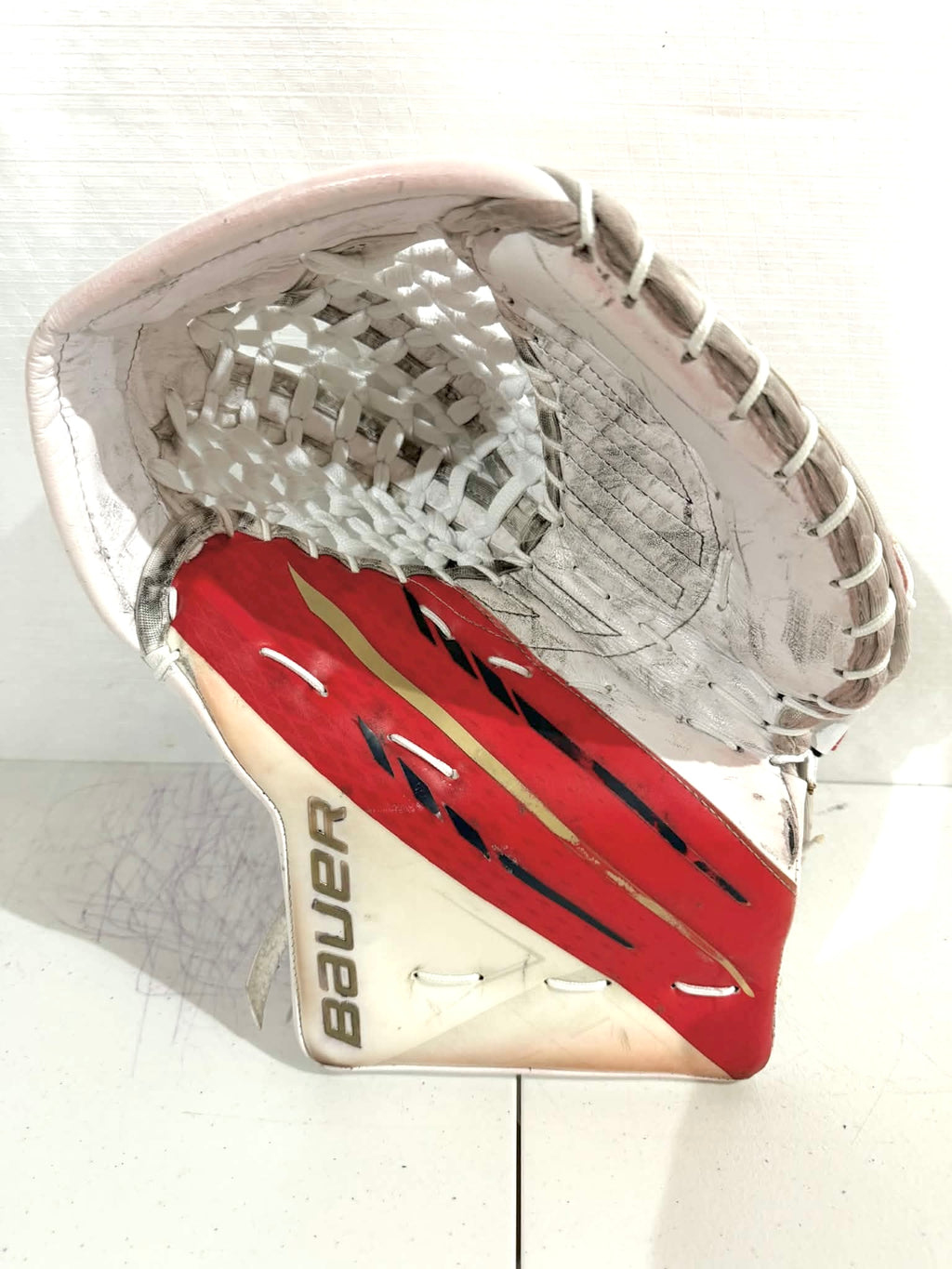 NHL return Bauer Vapor Hyperlite Regular Pro Stock goalie glove