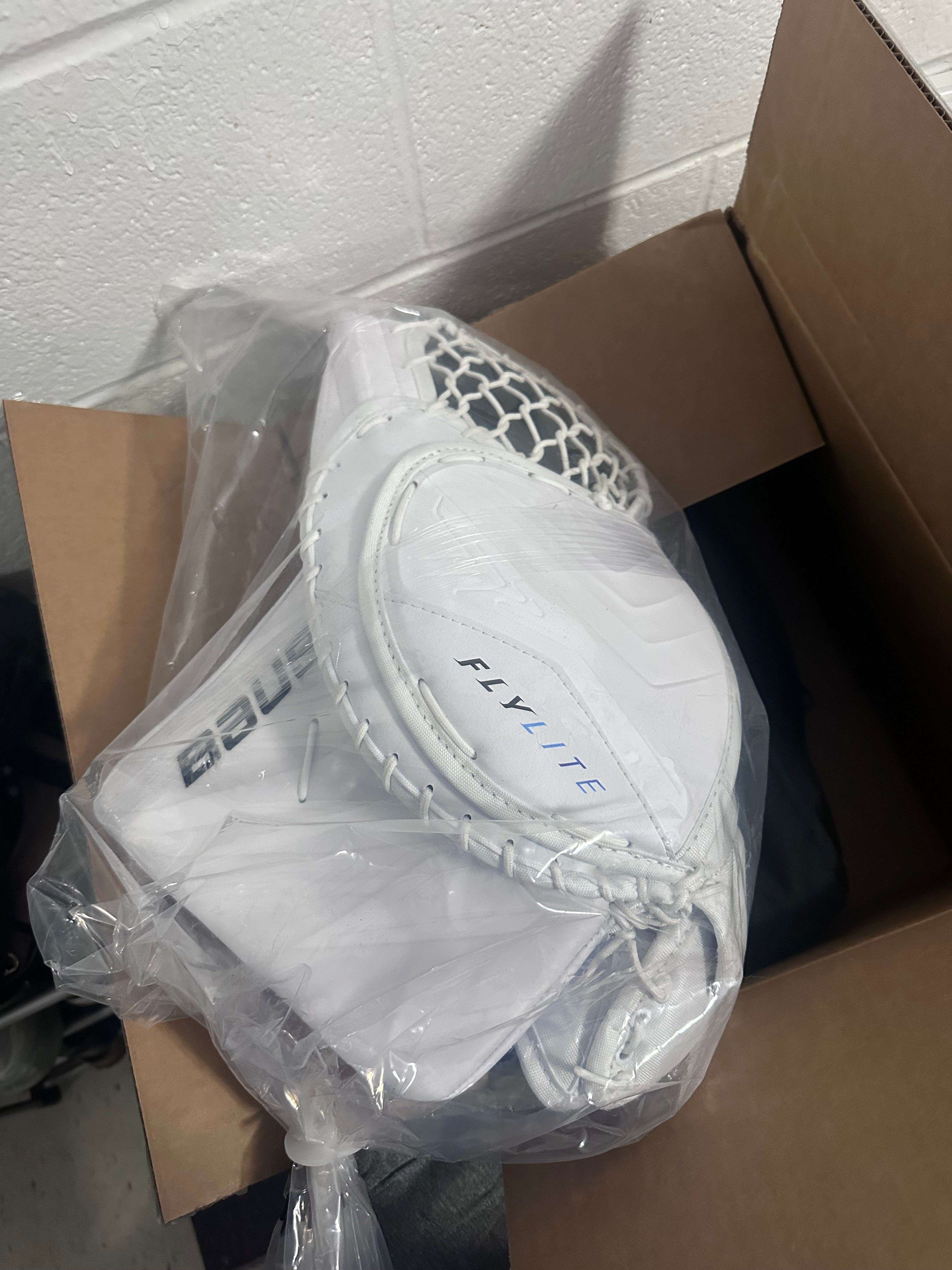 Brand new Bauer FlyLite Regular Vapor 90 (580) goalie glove