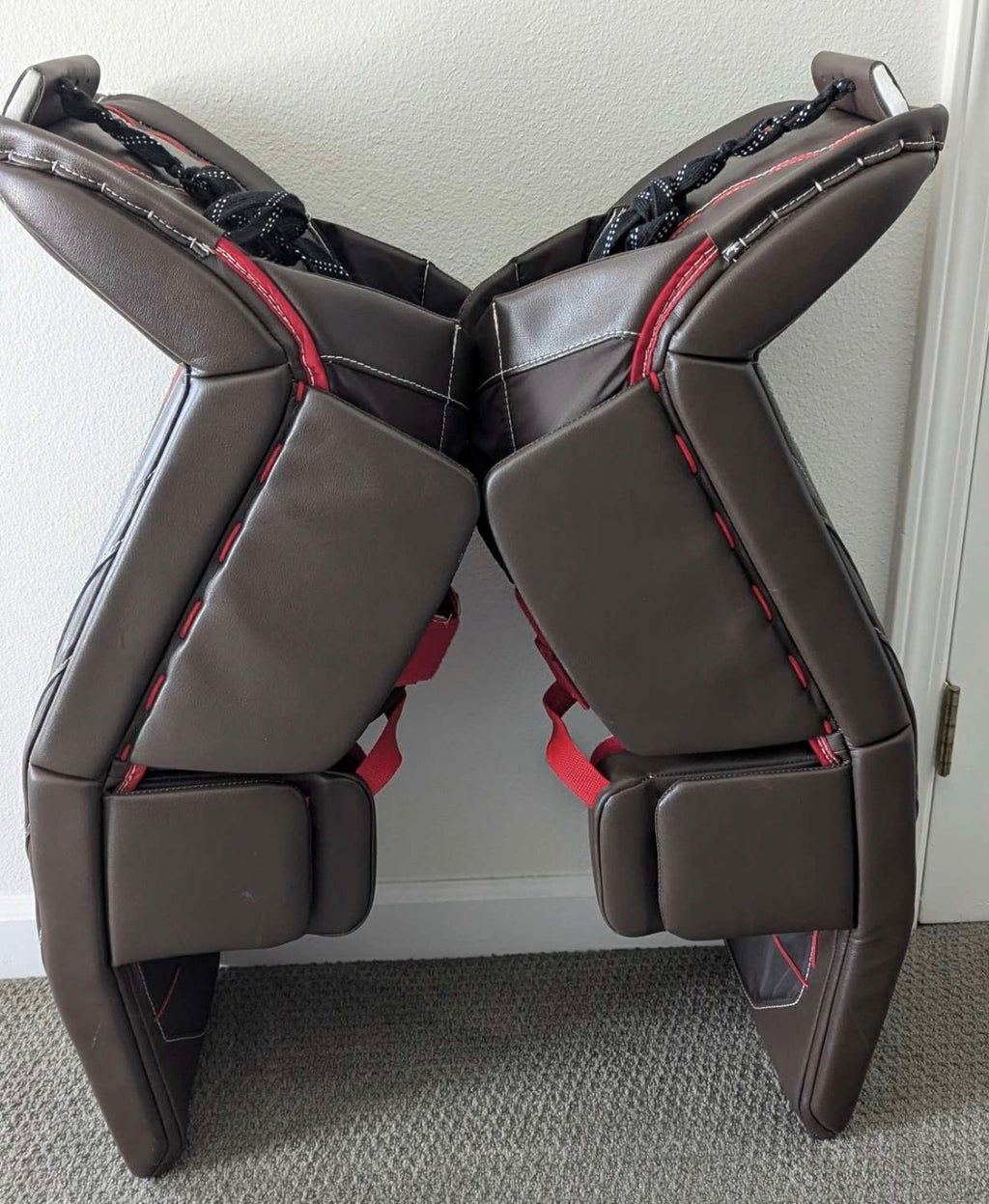 NCAA True L20.2 33+2 pro stock goalie pads and glove
