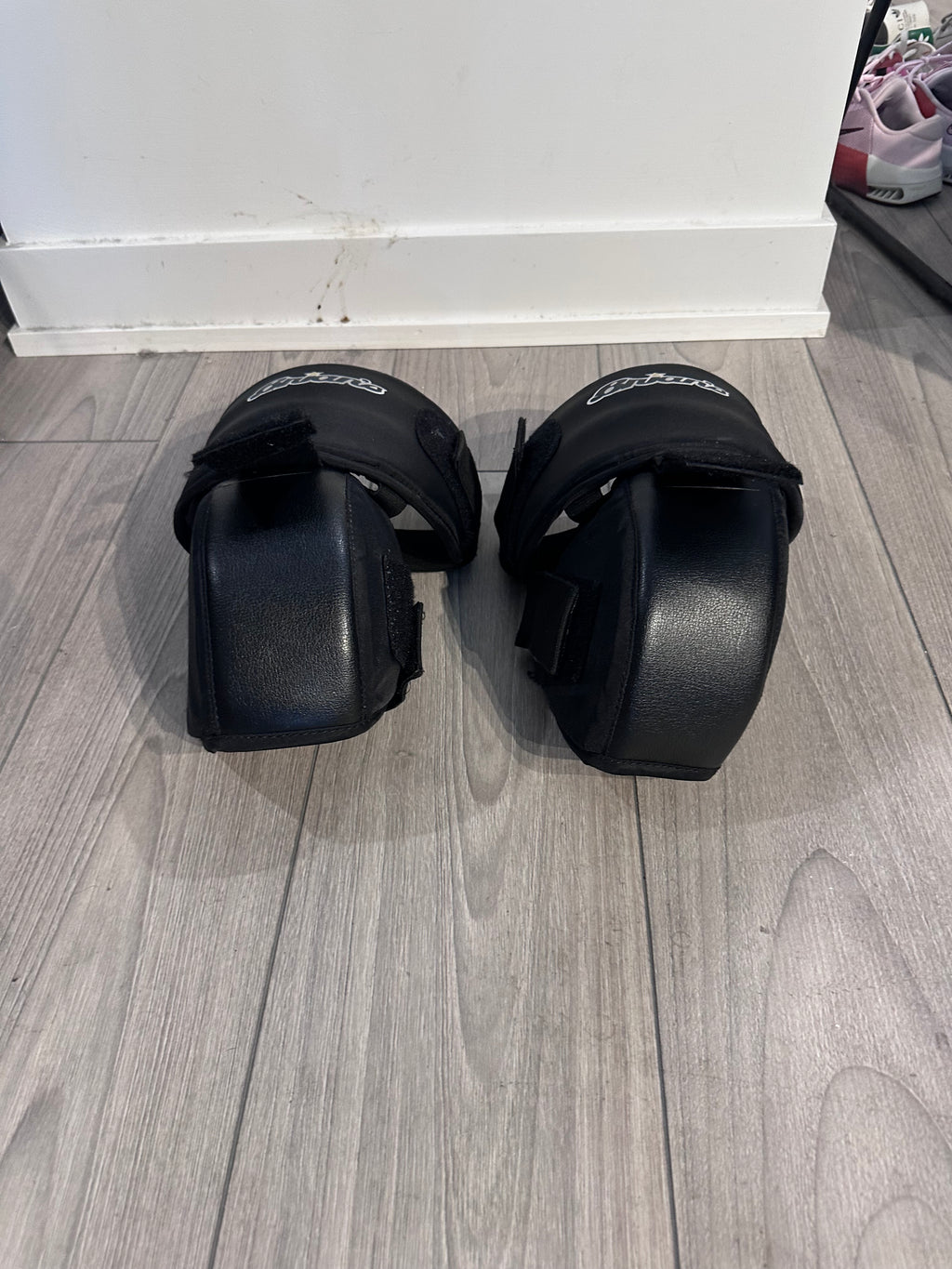 Brian’s intermediate goalie knee pads / guard