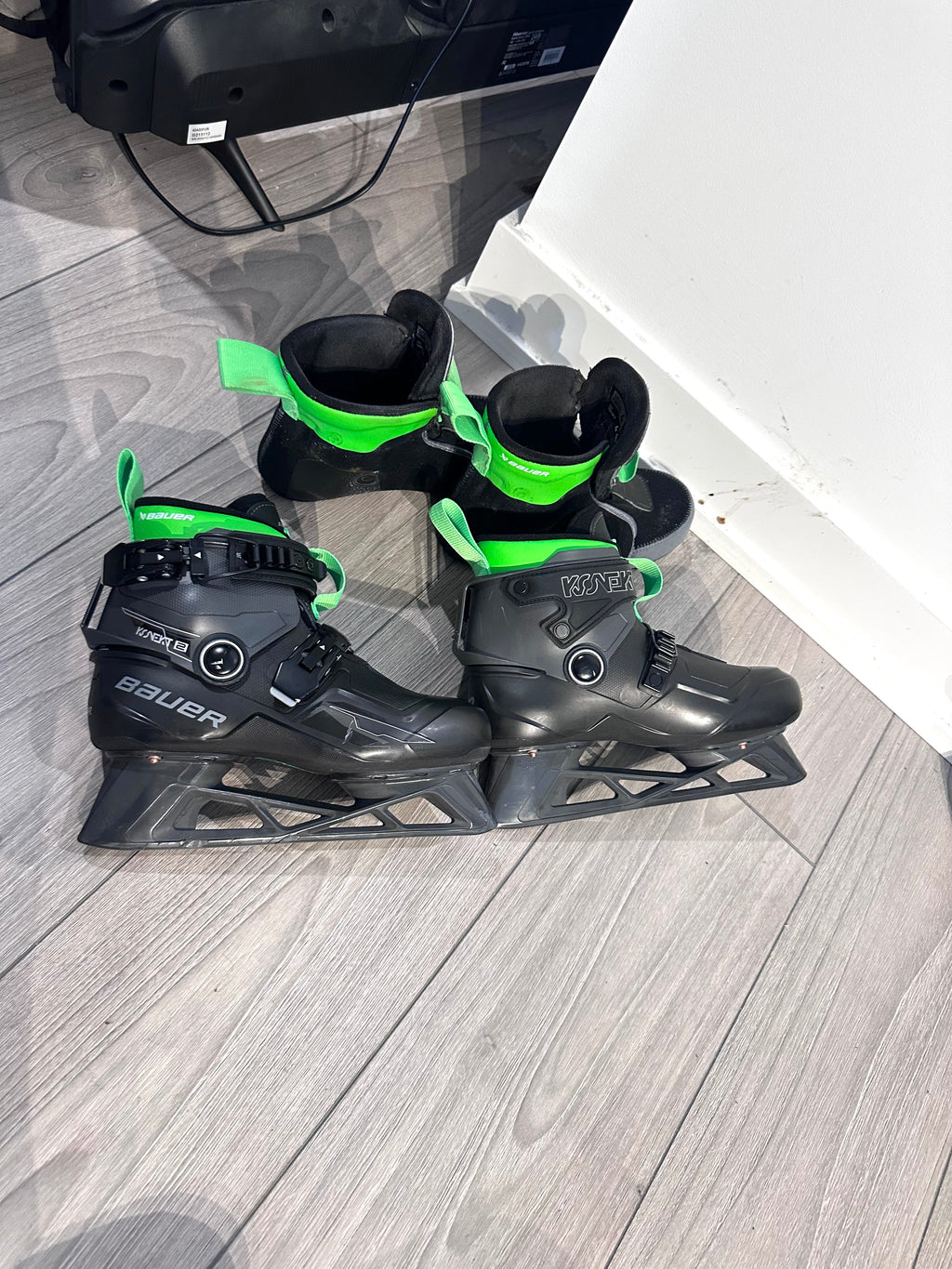 Bauer intermediate Konekt 2 goalie skates with two insoles
