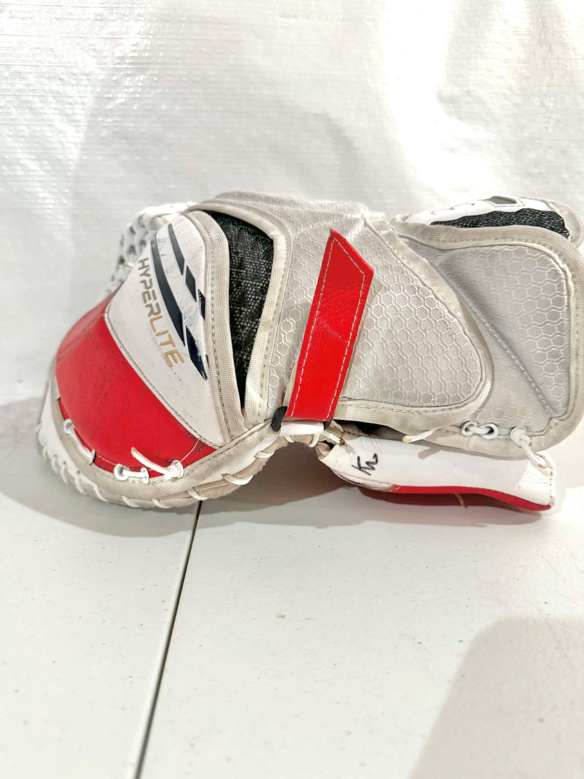 NHL return Bauer Vapor Hyperlite Regular Pro Stock goalie glove