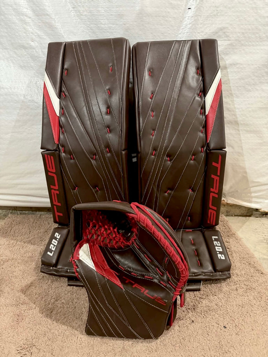 NCAA True L20.2 33+2 pro stock goalie pads and glove