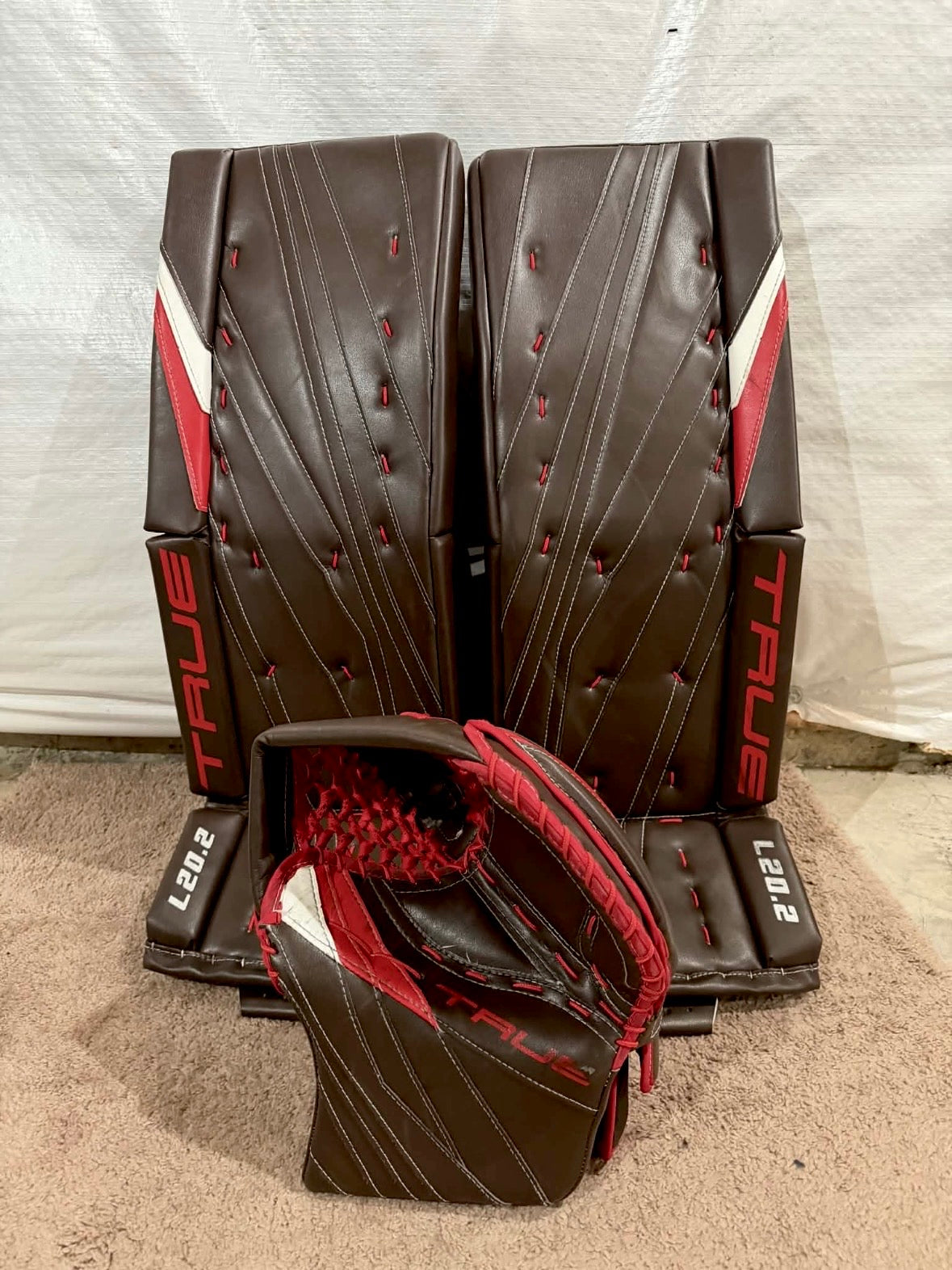 NCAA True L20.2 33+2 pro stock goalie pads and glove