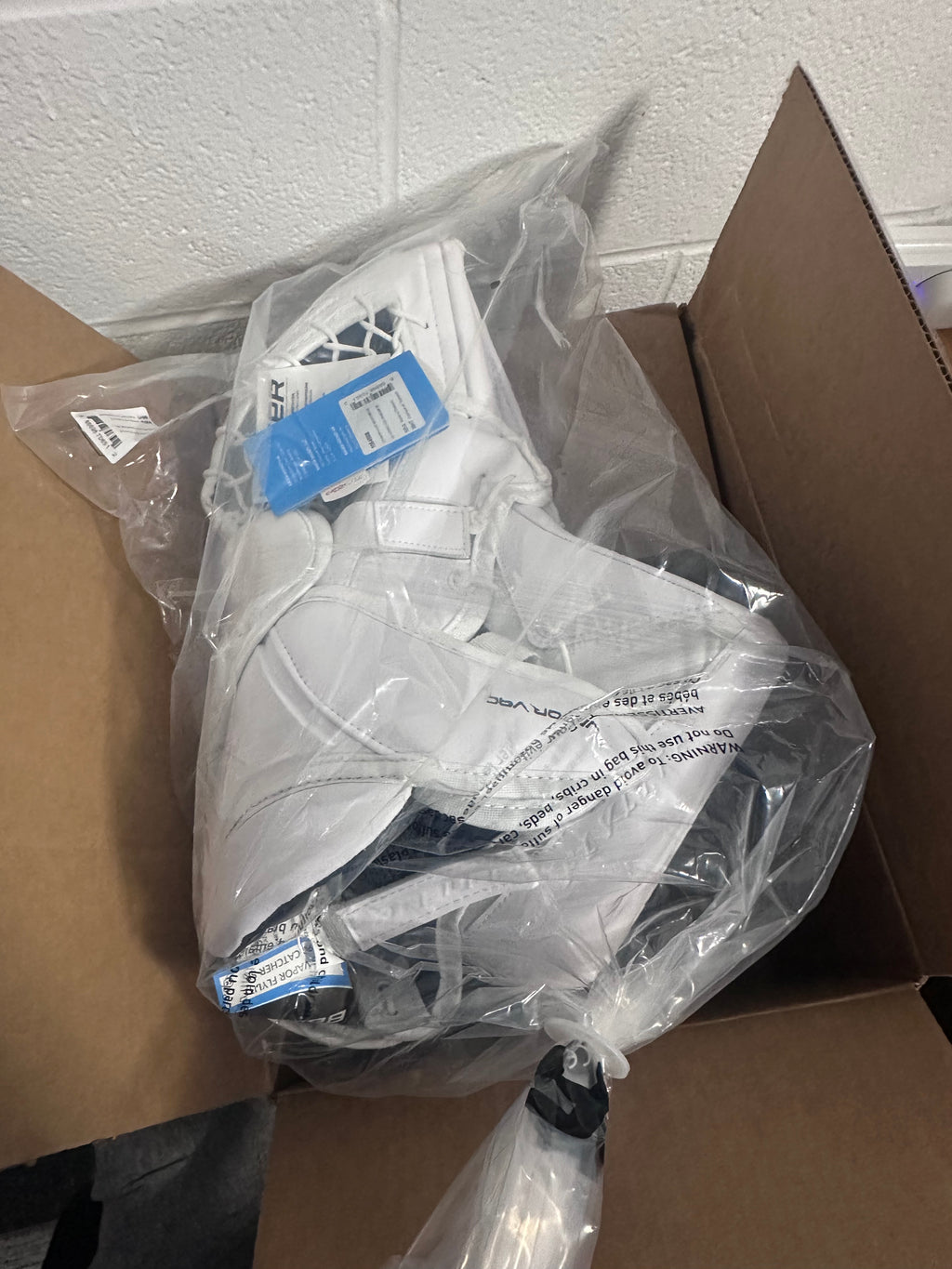 Brand new Bauer FlyLite Regular Vapor 90 (580) goalie glove